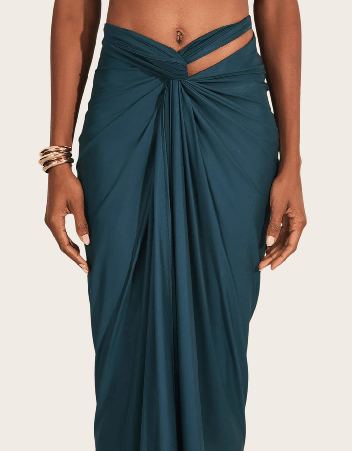 Lenny Niemeyer Knot Sarong Pacific Green — knot detail view
